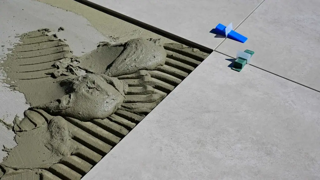 Tegels leggen op een uitgeharde chapevloer na de droogtijd
