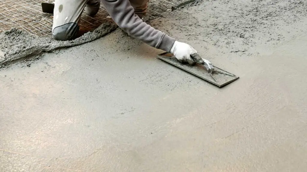 Chape met de hand verdelen en afwerken op een vloer